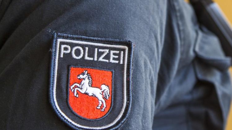 In Delmenhorst haben sich drei junge Männer als Polizisten ausgegeben. Symbolfoto: Michael Gründel