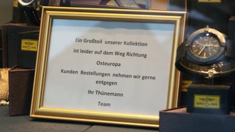 Das Juweliergeschäft Thünemann hat ein Schild nach dem Raubüberfall am 1. September dieses Jahres in sein Schaufenster gestellt. 