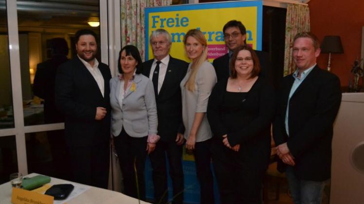 Der FDP-Bezirksvorstand gruppiert sich um die Bremer Hoffungsträgerin der Liberalen Lencke Steiner (Mitte): (von links) Yilmaz Mutlu, Angelika Brunkhorst, Horst Kortlang, Jübbo Meppen, Yvonne Friedrich und Axel Konrad. Der FDP-Bezirksvorstand gruppiert sich um die Bremer Hoffungsträgerin der Liberalen Lencke Steiner (Mitte): (von links) Yilmaz Mutlu, Angelika Brunkhorst, Horst Kortlang, Jübbo Meppen, Yvonne Friedrich und Axel Konrad.