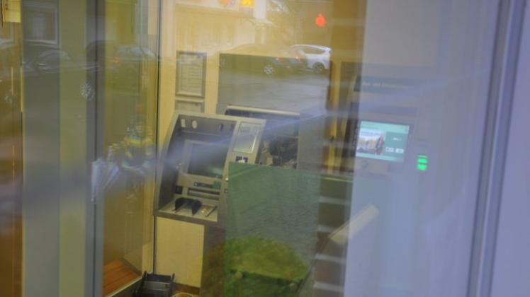 Unbekannte haben bei der OLB in Emsbüren ein Fenster aufgebrochen und dann im Inneren der Bank einen Geldautomat gesprengt. 
