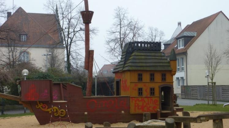 Die Hansekogge auf dem Spielplatz Adolf-Reichwein-Platz wurde mit Graffit beschmiert. 