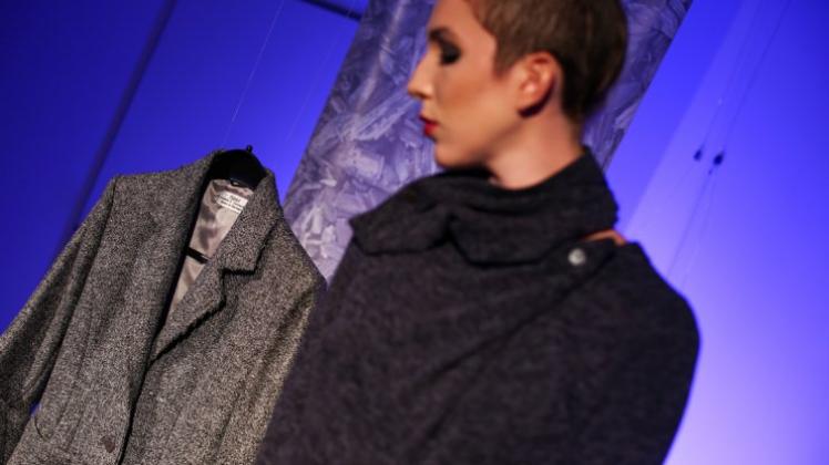 Mode fließt, Models stehen - fast: Inga Faust präsentiert Neues von Annette Schneider. 