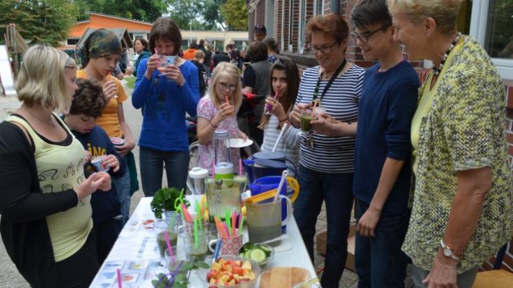 Zum Abschluss der Projektwoche „Gesunde Ernährung“ servierten die Schüler der Förderschule Vielstedter Straße in Hude auch jede Menge erfrischende Getränke und Speisen. 