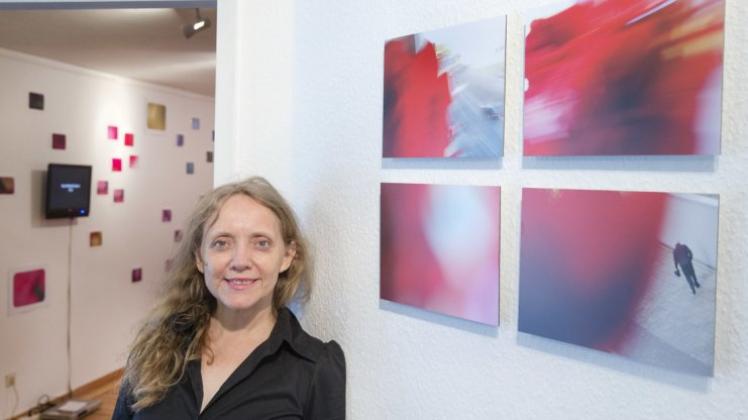 Vor ihren Werken: Sonia Wohlfahrt Steinert. 