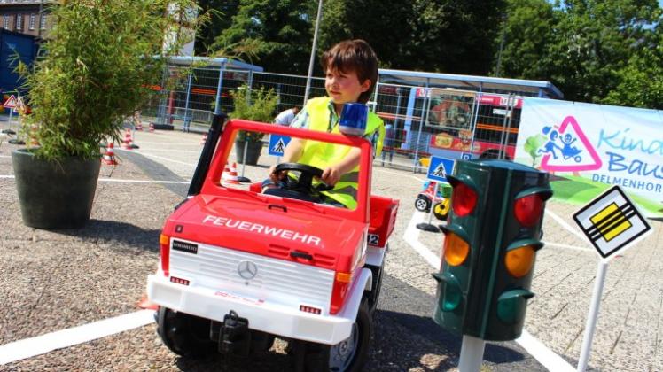 Kurven über den Wallplatz: Dorian (5) steuert ein Feuerwehrauto im Miniformat über einen Parcours. Trotz Ampel muss die StVO aber nicht eingehalten werden. Fotos: F. Grabbe Kurven über den Wallplatz: Dorian (5) steuert ein Feuerwehrauto im Miniformat über einen Parcours. Trotz Ampel muss die StVO aber nicht eingehalten werden. Fotos: F. Grabbe