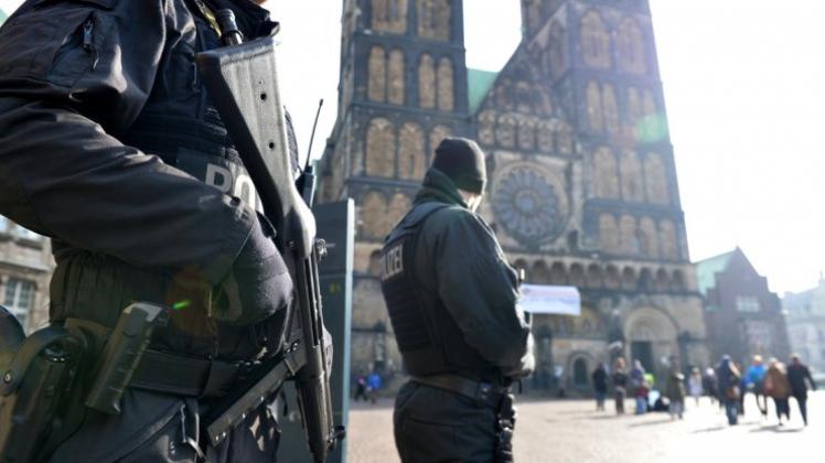 Bei dem Polizeieinsatz nach einer Terrorwarnung Ende Februar in Bremens Stadtzentrum sind Fehler passiert. Bremens Innensenator verteidigt das Vorgehen der Behörden. 