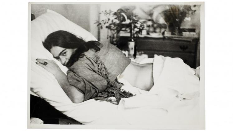 Intime Pose: „Frida auf dem Bauch liegend“, Foto von Nickolas Muray, 1946. © Frida Kahlo Museum