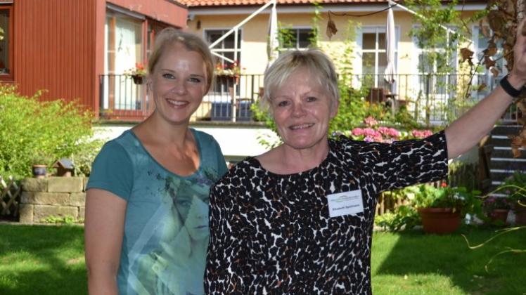 Wollen über die verschiedenen Aufgaben von PRO DEM aufklären: Elisabeth Spielmann (rechts) und Stellvertreterin Lilja Helms leiten das Senioren-Servicebüro des Vereins in Brinkum. 