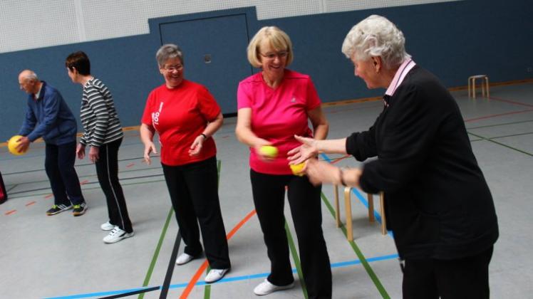Ein Ball von links, ein Tuch von rechts: Beim Seniorensport verschiedener Gruppen des Turnkreises Oldenburg-Land kommt es auf die Koordination an. 80 Ältere nahmen daran teil. 