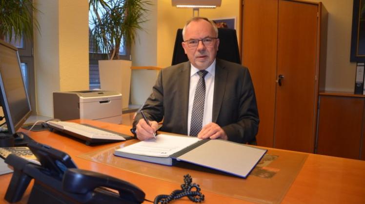 Vorstand Heiko Ziegemeier an seinem Schreibtisch bei der Volksbank Bramgau-Wittlage. 
