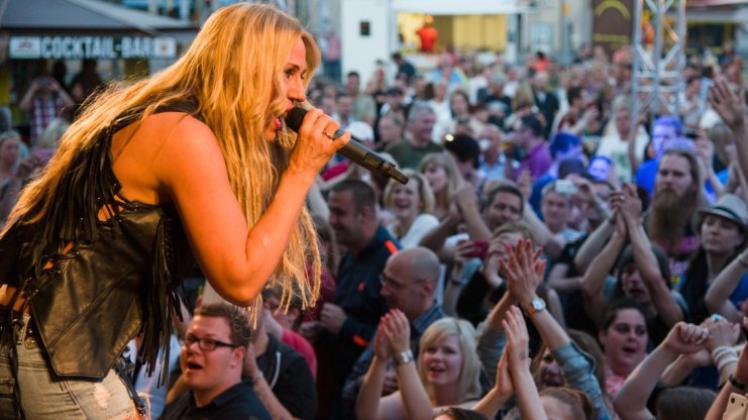 Die Sängerin Loona lockte die Massen am Freitagabend vor die Bühne auf der Hotelwiese. 