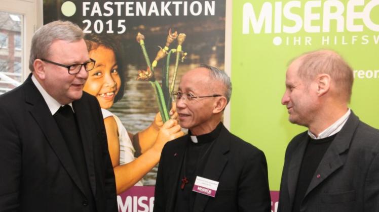 Werben für die Fastenaktion zum Thema Klimawandel: (von links) der Osnabrücker Bischof Franz-Josef Bode, der philippinische Erzbischof Antonio Ledesma und Misereor-Geschäftsführer Pirmin Spiegel. 