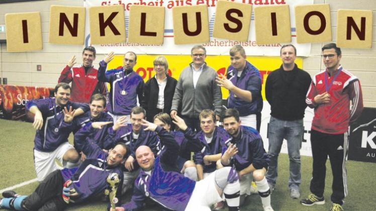 So sehen Sieger aus: Die Mannschaft der Hannoverschen Werkstätten gewann in Osnabrück das Hallen-Masters der BFLN. 