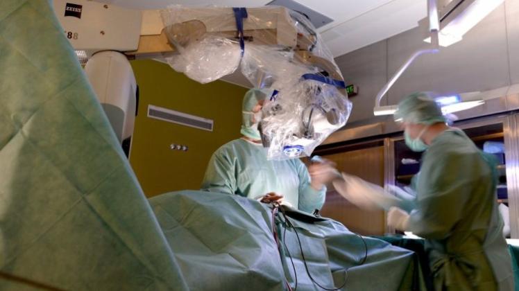 Das Klinikum in Leer hat fehlerhafte Bandscheibenprothesen implantiert. Die betroffenen Patienten sollen jetzt erneut unters Messer. Symbolfoto: dpa