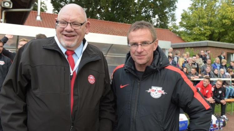 Zwei, die sich verstanden: Wildeshausens Vorsitzender Wolfgang Sasse (links) und Leipzigs Trainer Ralf Rangnick.