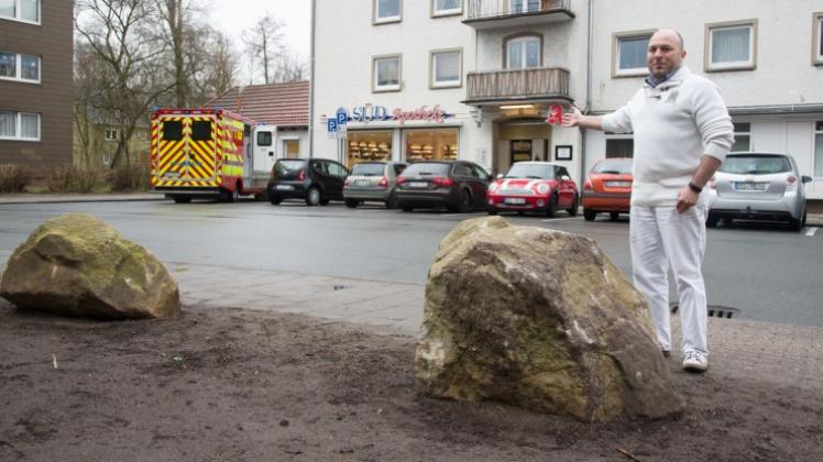 Mit Findlingen abgesperrter Parkplatz an der Bürgermeister-Koch-Straße/Ecke Düsternortstraße (gegenüber der Südapotheke). Dr. Andrei Dinescu kritisiert die Willkür der Stadt. Mit Findlingen abgesperrter Parkplatz an der Bürgermeister-Koch-Straße/Ecke Düsternortstraße (gegenüber der Südapotheke). Dr. Andrei Dinescu kritisiert die Willkür der Stadt.