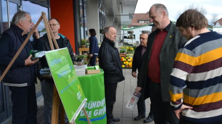 Die Ganderkeseer Grünen haben am Sonnabend vor Inkoop über Landwirtschaft und Grundwasserschutz informiert. 