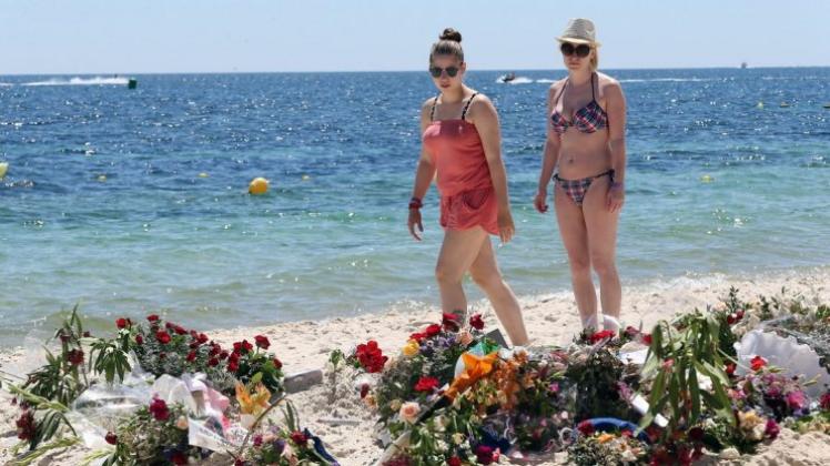 Touristen am Strand, an dem Ort, wo vor wenigen Tagen 38 Menschen ermordet wurden. 