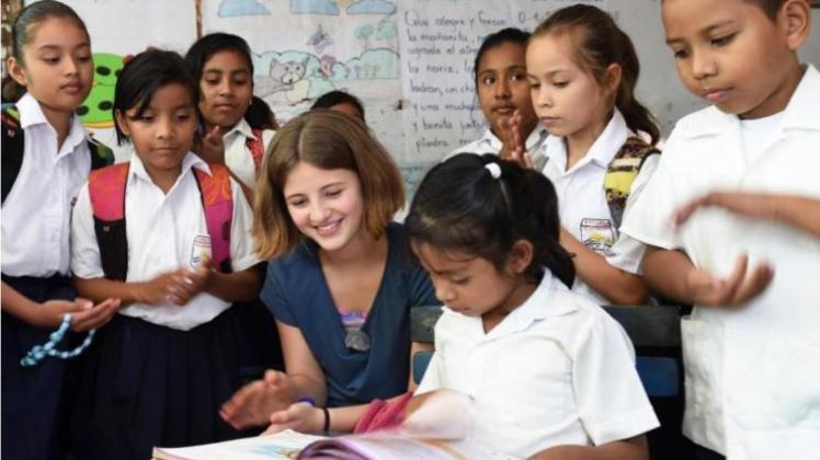 Emma Schweiger besucht in der Schule von San Francisco in der Gemeinde Nindiri (Nicaragua) Schüler eines Leseclubs. 
