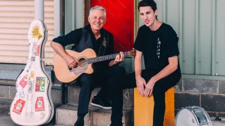 Michael Fix und sein Sohn geben ein Konzert im Musikhaus Spula. Michael Fix und sein Sohn geben ein Konzert im Musikhaus Spula.
