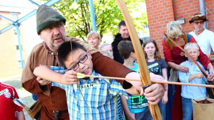 Beide Augen auf und auf den Bauch horchen: Brian wird von Thorsten Kramer im Bogensport unterwiesen. Beide Augen auf und auf den Bauch horchen: Brian wird von Thorsten Kramer im Bogensport unterwiesen.