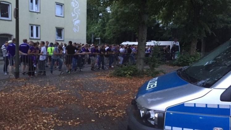 Die Abreise der Leipziger Fans ist Beamten begleitet worden.Beispielsweise an der Scharnhorststraße war für Anhänger des VfL vorübergehend kein Durchkommen, da zunächst die Leipziger Fans vorbei eskortiert wurden. 