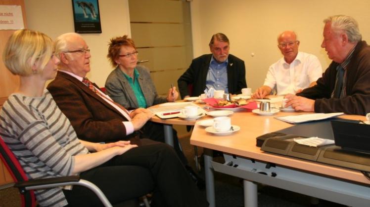 Probleme in der Pflege auf den Tisch gepackt: (von links) Verena Drieling (DRK), Hermann Bokelmann, Susanne Mittag, Axel Brammer (alle SPD), Gerold Sprung und Günter Bartels (beide DRK). 