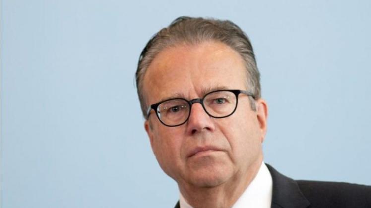 Der Leiter des Bundesamtes für Migration und Flüchtlinge, Frank-Jürgen Weise, weist die Kritik an seiner Behörde zurück. Schichtarbeit in der gesamten Behörde wäre nicht möglich. An verschiedenen Stellen gäbe es sie bereits. 