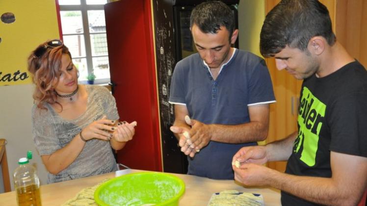Beim Kochen im Jam: Leonora Parduzi Rrahim Berbatovci und Alltan Palushi bringen den Teig in die richtige Form. 