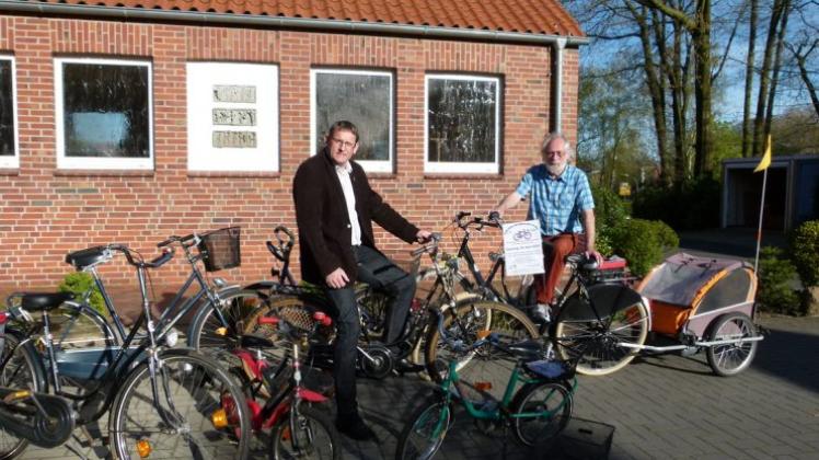 Christian Eilers und Bernward Rusche möchten für die Aktion „Fahrräder für Menschen in Not“ noch viel mehr Zweiräder zusammenbekommen. 