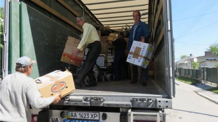 Die 810 Kartons mit Kleidung, Schuhe oder Spielzeug wurden umgeladen und schließlich in die Sozialstationen nach Juskovzy und Lanovzy gefahren. Fotos: Stadt Lingen