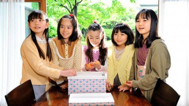 Die kleine Emili (Hazuki Kimura, M.) ist neu in der Stadt. Doch hat sie in Sae Kikuchi (Erika Omata, l.), Yuka Ogawa (Kyoka Shibata, 2.v.l.), Maki Fujiwara (Manatsu Kimura, 2.v.r.) und Akiko Takano (Asumi Kikuchi, re.) schnell Freundinnen gefunden. 