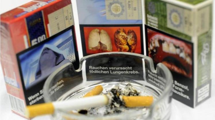 Von Mai 2016 an sollen zwei Drittel von Zigaretten- und Drehtabak-Verpackungen für kombinierte Warnbilder und aufklärende Texte reserviert sein. 
