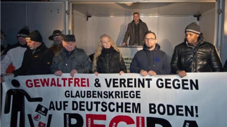 Lutz Bachmann (Mitte hinten) auf einer Kundgebung in Dresden. Die Absage der Pegida-Demonstration in der sächsischen Landeshauptstadt geht auf konkrete Drohungen gegen Bachmann zurück. 