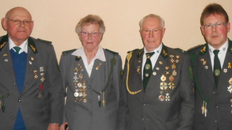 Vereinsvorsitzender Thomas Chmielewski (von rechts) ehrt die langjährigen Mitglieder des Schützenvereins Ganderkesee Heino Bleydorn (50 Jahre) sowie Traute Langhop und Arnold Habeck (40 Jahre). Fotos: Privat