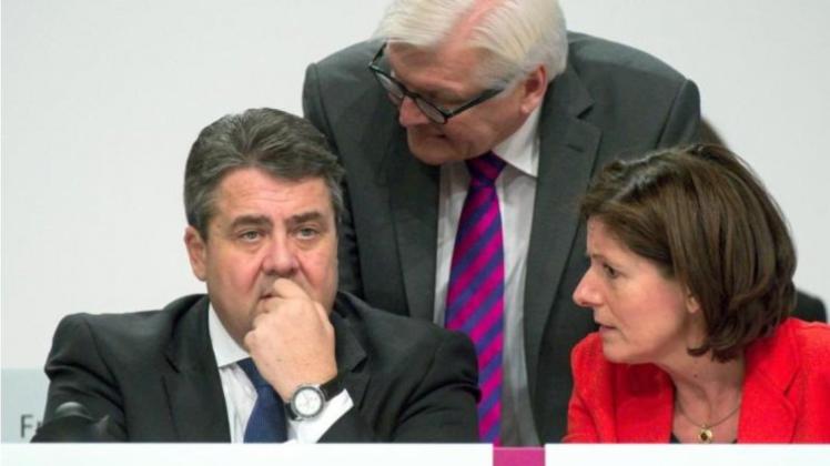 Der Moment nach der Parteitags-Niederlage für Sigmar Gabriel: Die rheinland-pfälzische Ministerpräsidentin Dreyer und Außenminister Steinmeier reden auf den SPD-Chef ein. 