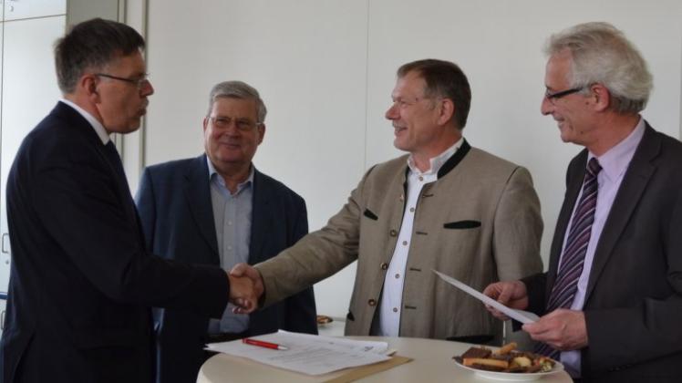 Amtsgerichtsdirektor Hanspeter Teetzmann freut sich über die ehrenamtliche Unterstützung durch Fred Anders und Joachim Bäcker. Mit dabei auch Oberbürgermeister Axel Jahnz (von links). 