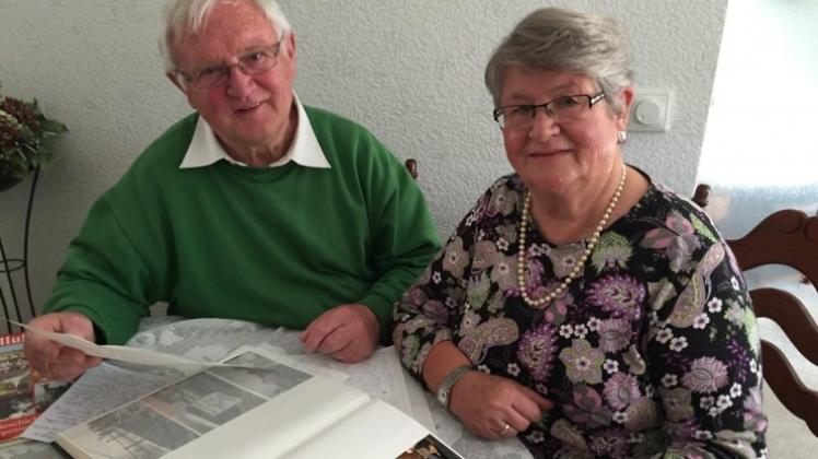 Zahlreiche Erinnerungen an die Öffnung der Grenze und das Wiedersehen mit ihren Verwandten haben sich Erika und Heinz Behnke aufgehoben. 