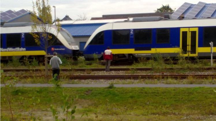 Trotz passierender Züge überqueren Menschen in Quakenbrück verbotenerweise die Gleise. 
