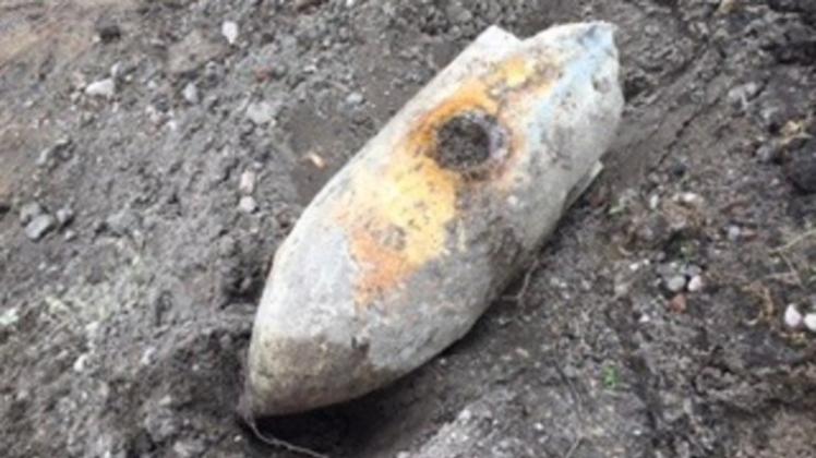 Der Fund dieser angeblich scharfen Bombe hat am Montag einen Polizeieinsatz nach sich gezogen. 