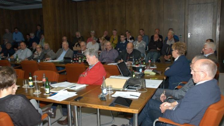 Rund 30 Zuhörer waren zur Sitzung des Gemeinderates Lathen gekommen, um das Ergebnis der Umfrage zum neuen Veranstaltungssaal zu erfahren. 