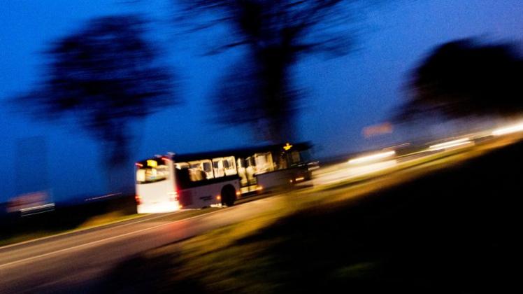 Ein Linienbus musste am Montagnachmittag in Bochholt eine Vollbremsung durchführen, in der Folge verletzte sich ein Säugling schwer. Symbolfoto: Julian Stratenschulte/dpa