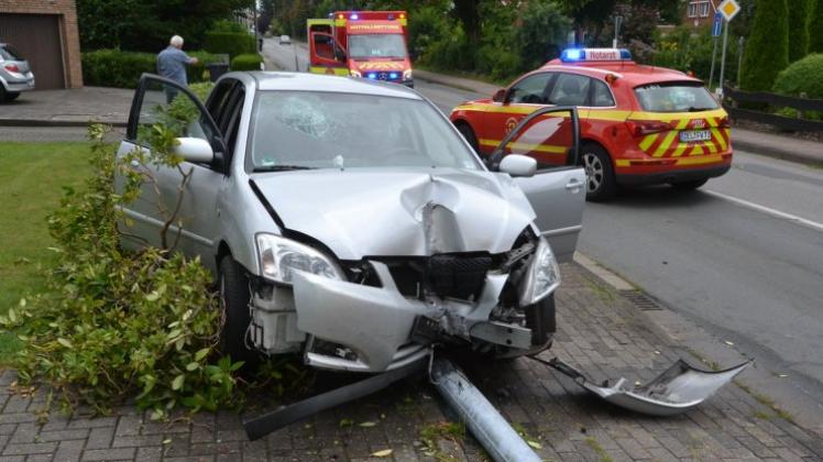 Aus noch unbekannter Ursache ist ein Senior am Dienstagmorgen, 28. Juli 2015, am Schlutterweg in Ganderkesee mit dem Auto gegen eine Laterne gekracht. 