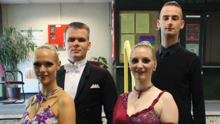 Zufrieden mit ihren Leistungen: Die Tanzpaare Stefanie Schlegel und Florian Flege sowie Annika Frank und Pascal Müller (von links) bei den Landesmeisterschaften in Pinneberg. 