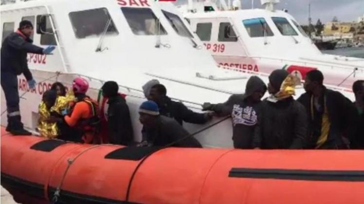Migranten erreichen am 9. Februar den Hafen von Lampedusa, nachdem sie von der italienischen Küstenwache gerettet wurden. Bei dem jüngsten Flüchtlingsdrama vor der Insel kamen vermutlich weit mehr Menschen ums Leben als bekannt. 