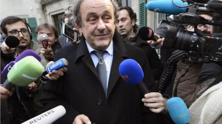 UEFA-Präsident Michel Platini verlässt nach seiner Anhörung den Internationalen Sportgerichtshof in Lausanne. 