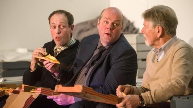 In ihrem Männerhort haben Eroll, Lars und Helmut (v. l.) alles, was sie für einen gelungenen Samstagnachmittag brauchen: Bier, Pizza, Sofa und einen Fernseher. In ihrem Männerhort haben Eroll, Lars und Helmut (v. l.) alles, was sie für einen gelungenen Samstagnachmittag brauchen: Bier, Pizza, Sofa und einen Fernseher.