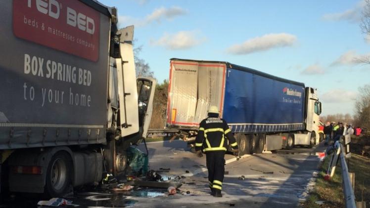 Ein Lastwagen hat am Mittwochnachmittag ein Stauende auf der A1 bei Groß Ippener übersehen und einen zweiten Laster auf einen Reisebus aufgeschoben. 26 Personen wurden verletzt. 