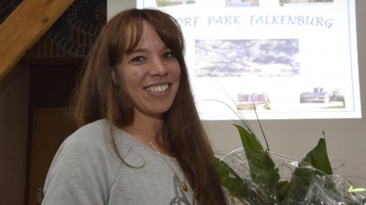 Setzte sich mit ihrem Vorschlag für den Namen „Dorf Park Falkenburg“ gegen über 100 Konkurrenten durch: Katrin Schröer bei der Siegerehrung. 
