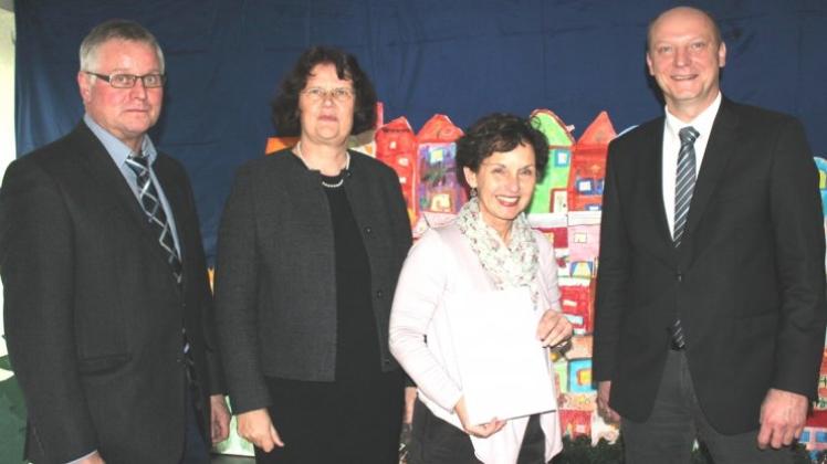Die Grundschule Beesten hat eine neue Rektorin. Von links: Werner Achteresch, Maria Duisen, Schulleiterin Marion Gössling-Thiemeyer und Godehard Ritz. 